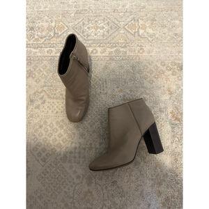 Women's Tory Burch Beige Leather Ankle Boots with Brown Heels, Size 7.5